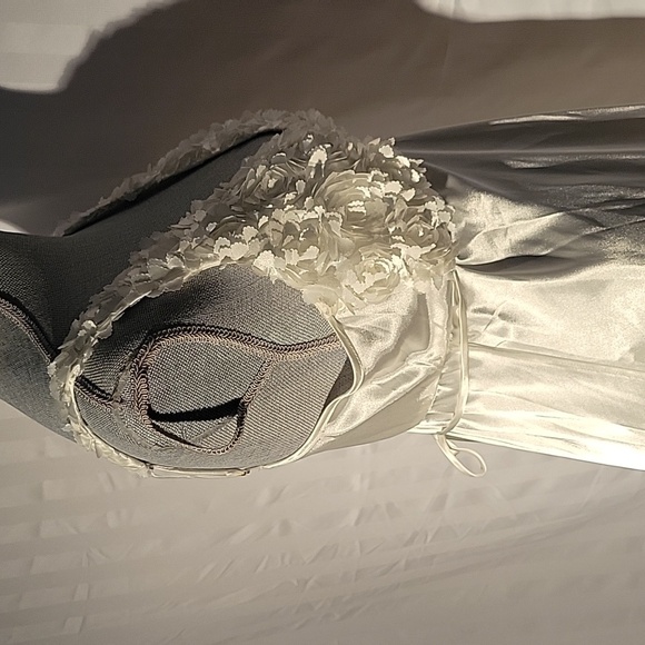 Flora Long White Nightgown with Deep V-Neck, Size: M - Picture 6 of 9